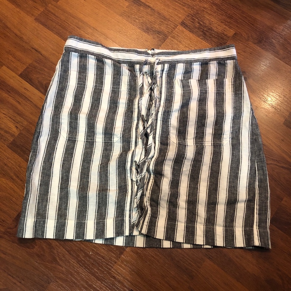 Madewell Skirt. Size 4. White and gray stripes. Tie front, zipper on back.